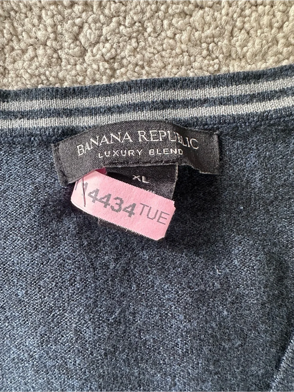 Banana Republic Luxury Blend Men’s V-Neck Sweater – Size XL